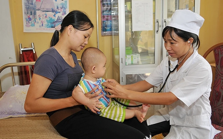 Bác sĩ Bệnh viện đa khoa Đác Glong (Đác Nông) khám, chữa bệnh cho đối tượng có thẻ BHYT. Ảnh: Nguyễn Đăng