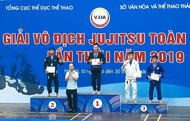 Đại diện ban tổ chức trao giải cho các võ sĩ xuất sắc.