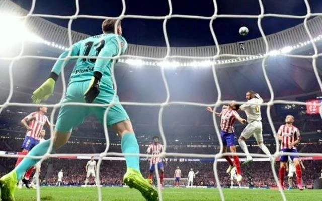 Tình huống Karim Benzema (số 9) đã ở rất gần với bàn mở tỷ số cho Real, song thủ thành Jan Oblak vẫn rất xuất sắc để từ chối quả đánh đầu của tiền đạo người Pháp. (Ảnh: Getty Images)