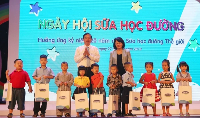 Phó Chủ tịch nước Đặng Thị Ngọc Thịnh cùng đại diện lãnh đạo TP Đà Nẵng trao tặng học bổng của Ban Tổ chức cho các em mầm non có hoàn cảnh đặc biệt khó khăn.