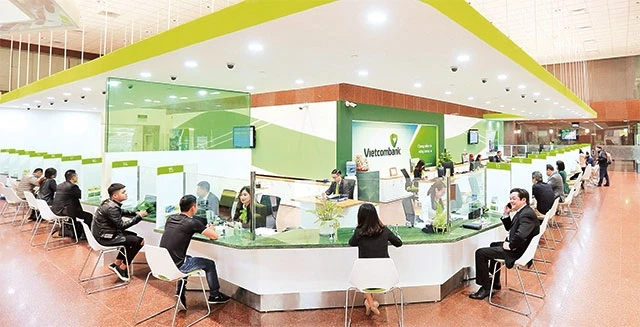 Hoạt động giao dịch tại ngân hàng Vietcombank.