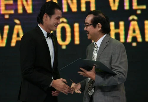 NSND Thế Anh trong lễ trao giải Liên hoan phim Việt Nam lần thứ 17.
