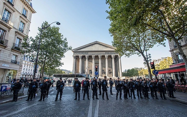 Cảnh sát Pháp triển khai lực lượng trên đường phố ở thủ đô Paris. Ảnh Tân Hoa xã