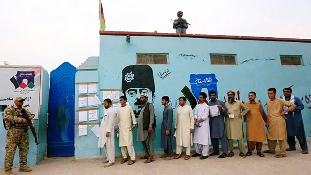 Lực lượng an ninh bảo vệ một điểm bỏ phiếu ở Thủ đô Kabul. Ảnh: AP