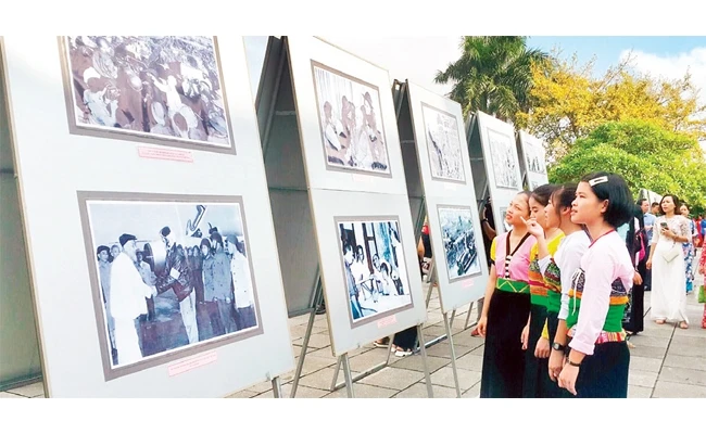 Ban Tuyên giáo Tỉnh ủy Thanh Hóa tổ chức trưng bày chuyên đề: “Bác Hồ với Thanh Hóa - Thanh Hóa 50 năm thực hiện Di chúc của Chủ tịch Hồ Chí Minh”. Ảnh | ĐÌNH HUÊ