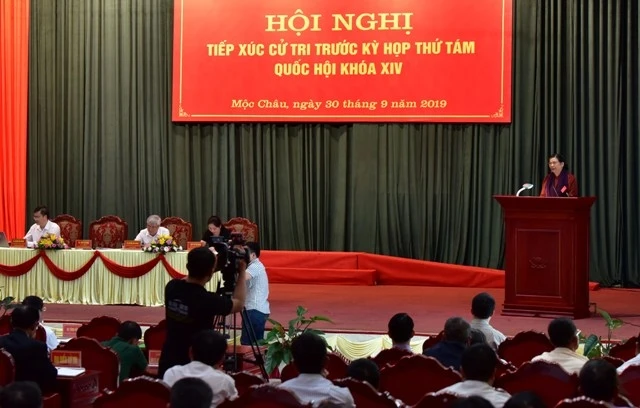 Đồng chí Tòng Thị Phóng tiếp xúc cử tri huyện Mộc Châu.