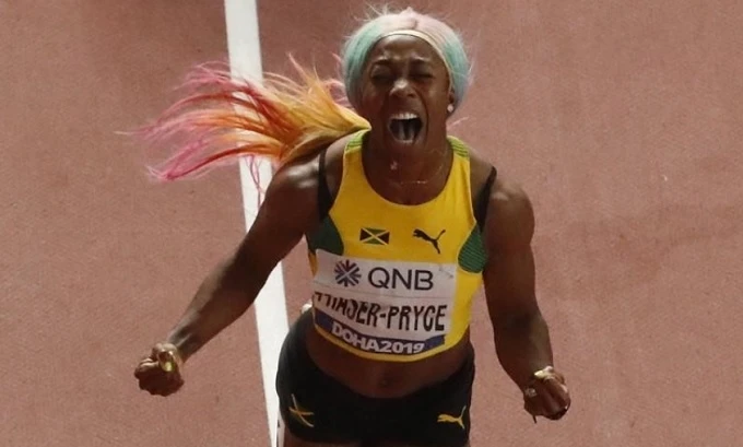 Shelly-Ann Fraser-Pryce ăn mừng sau khi là người đầu tiên cán đích ở đường chạy 100m tại giải vô địch điền kinh thế giới đang diễn ra ở Doha, Qatar. (Ảnh: Reuters)