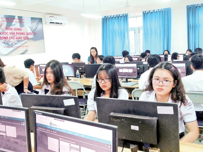 Học sinh Trường THPT Nguyễn Du (quận 10) hào hứng với phần mềm hướng nghiệp qua máy tính.