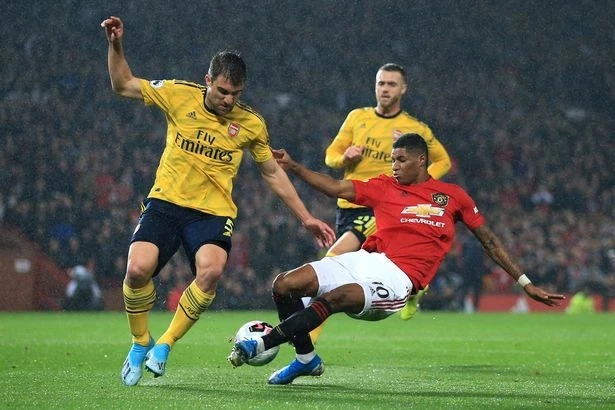 M. Rasford (áo đỏ, Man United) tranh bóng trước cầu thủ Arsenal.