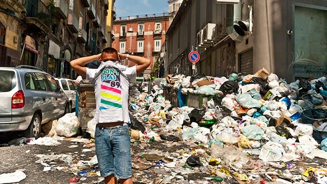 Cuộc khủng hoảng rác thải tại TP Naples. Ảnh: BLOGSPOT