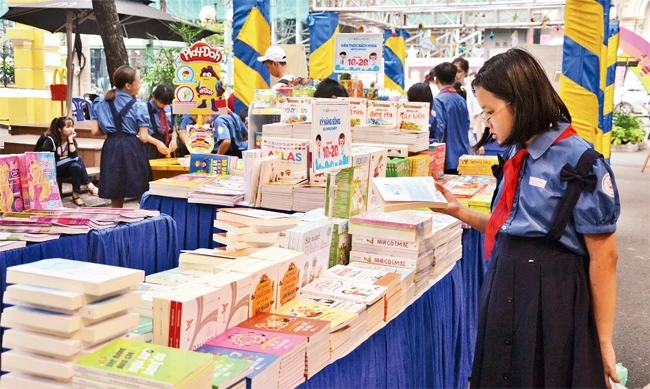 Các bạn nhỏ đọc sách tại Hội sách thiếu nhi TP Hồ Chí Minh.