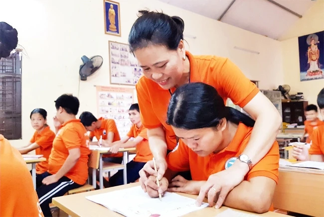 Cô giáo Lê Thị Hòa hướng dẫn các em khuyết tật.