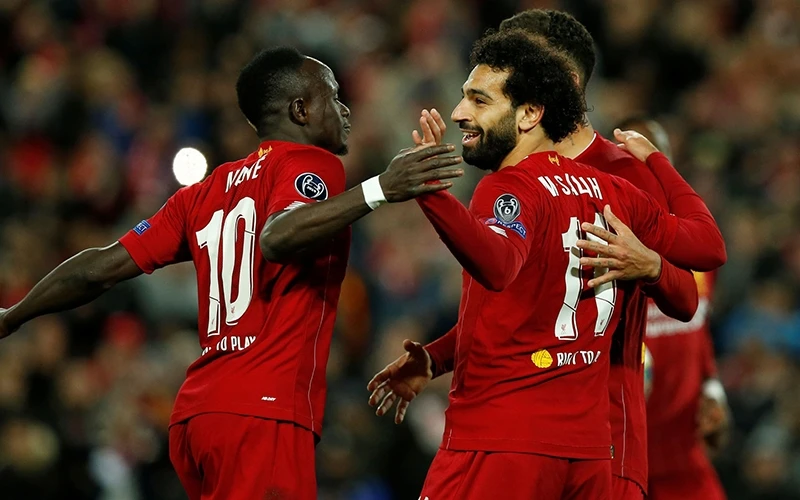 Mane (trái) và Salah cùng lập công giúp Liverpool thắng Salzburg 4-3.