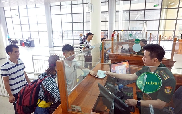 Bộ đội Biên phòng tỉnh Quảng Ninh kiểm soát công tác xuất, nhập cảnh phòng, chống mua bán người tại Cửa khẩu quốc tế Móng Cái. Ảnh: MINH THẮNG
