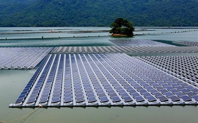 Nhà máy điện mặt trời nổi được xây dựng trên diện tích 57ha hồ thuỷ điện Đa Mi, thuộc địa bàn xã La Ngâu (huyện Tánh Linh) và các xã Đa Mi, La Dạ (huyện Hàm Thuận Bắc) của tỉnh Bình Thuận. (Ảnh: TTXVN