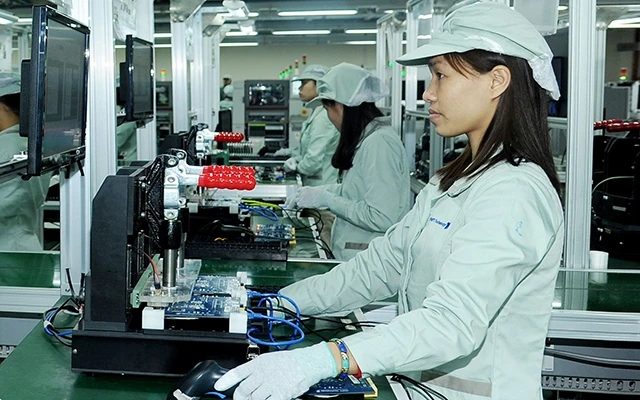 Công nhân Công ty cổ phần Công nghệ công nghiệp Bưu chính viễn thông Việt Nam (VNPT Technology) sản xuất và lắp ráp linh kiện điện tử. Ảnh: THANH HÀ