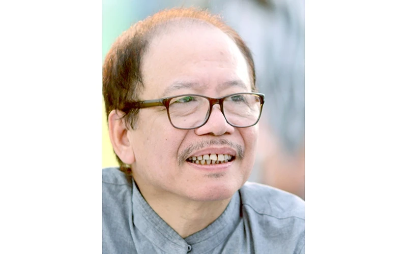 Nhà văn Xuân Tùng, tác giả cuốn sách.