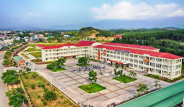 Trường THPT Đầm Hà, tỉnh Quảng Ninh được đầu tư xây dựng khang trang. Ảnh: HÙNG SƠN