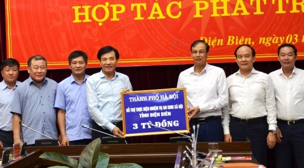 Lãnh đạo TP Hà Nội tặng tỉnh Điện Biên ba tỷ đồng thực hiện các hoạt động an sinh xã hội