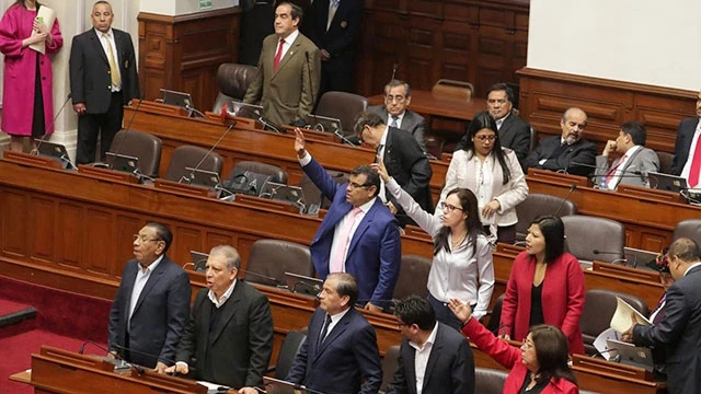 Các nghị sĩ đối lập tại phiên bỏ phiếu tín nhiệm Chính phủ Peru. Ảnh: REUTERS