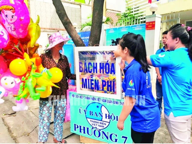 Nhiều bạn trẻ ở phường 7, quận Bình Thạnh tích cực tham gia hoạt động của mô hình “Tủ bách hóa miễn phí”.
