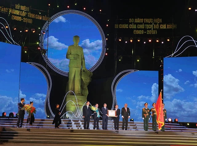 Phó Thủ tướng Thường trực Chính phủ Trương Hòa Bình trao Huân chương Độc lập hạng Nhất do Chủ tịch nước trao tặng Đảng bộ, chính quyền và nhân dân Cao Bằng.