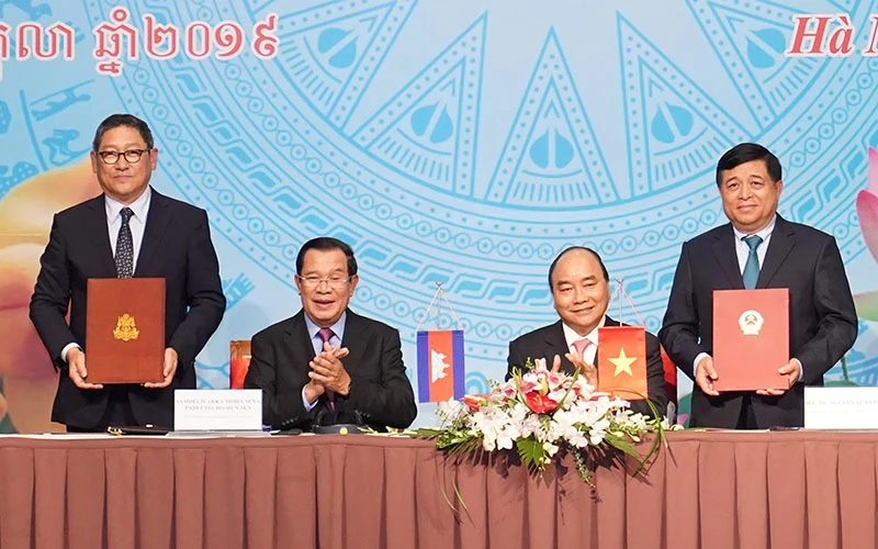 Thủ tướng Nguyễn Xuân Phúc và Thủ tướng Hun Sen chứng kiến Bộ Kế hoạch và Đầu tư cùng Hội đồng Phát triển Campuchia của Vương quốc Campuchia ký Biên bản ghi nhớ về hợp tác đầu tư (Ảnh: Trần Hải).
