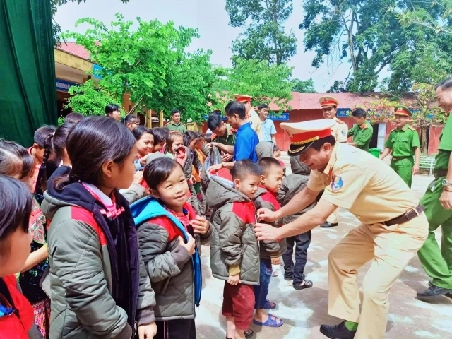 Thiếu tướng Trần Quốc Trung - Cục phó CSGT đường bộ tặng áo cho các cháu học sinh.