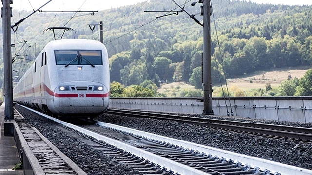Đường ray được sơn mầu trắng tại Đức. Ảnh: WORLD NEWS