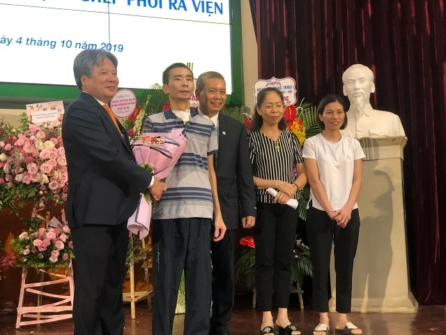 GS, TS Trần Bình Giang và PGS, TS Nguyễn Hữu Ước chúc mừng người bệnh được ghép phổi xuất viện.