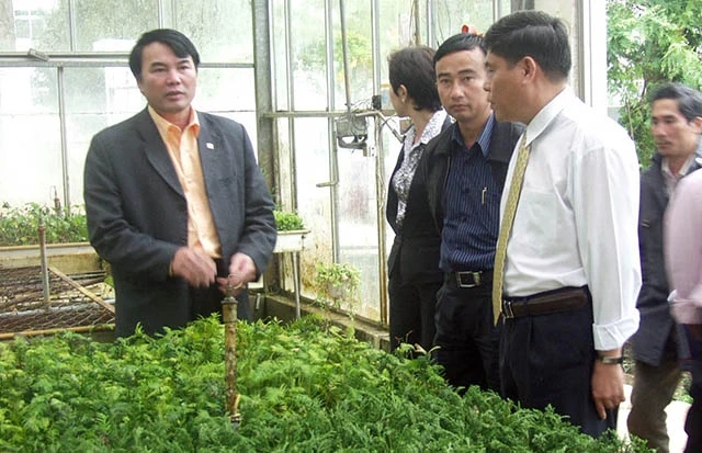 Tiến sĩ Phạm S (bìa trái) thực tế nhà vườn tại Lâm Đồng.