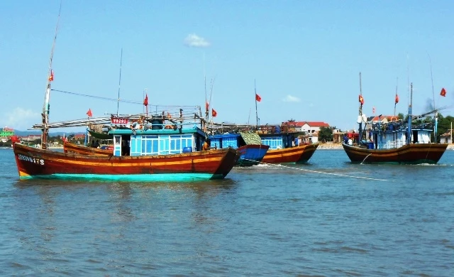 Nhiều tàu cá xa bờ ở tỉnh Quảng Bình phải neo bờ vì thiếu người đi biển.