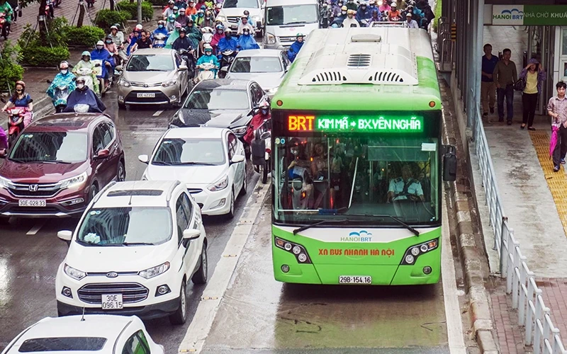 Xe buýt BRT trong giờ cao điểm trên tuyến đường Lê Văn Lương - Tố Hữu.