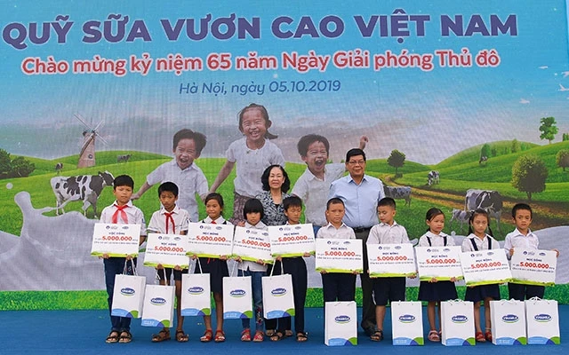 Trưởng ban Dân vận Trung ương Trương Thị Mai, cùng lãnh đạo TP Hà Nội trao học bổng, sữa cho học sinh khó khăn học giỏi của trường Tiểu học Tiên Dược B, Sóc Sơn.