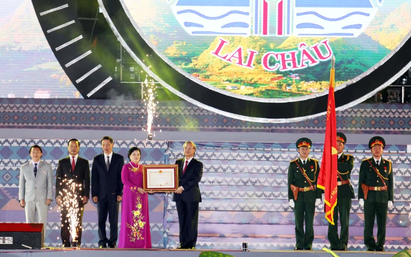 Đồng chí Trần Quốc Vượng trao Huân chương Độc lập hạng Nhất cho đại diện đảng bộ, chính quyền nhân dân các dân tộc Lai Châu