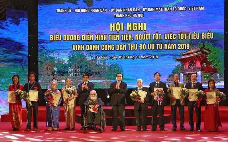 Bí thư Thành ủy Hoàng Trung Hải và Chủ tịch UBND thành phố, Chủ tịch Hội đồng Thi đua - Khen thưởng thành phố Nguyễn Đức Chung trao danh hiệu "Công dân Thủ đô ưu tú" năm 2019 cho 10 cá nhân (Ảnh: Duy 
