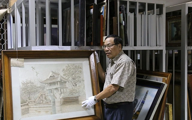 TS Chu Đức Tính, nguyên Giám đốc Bảo tàng Hồ Chí Minh với bức tranh thêu chùa Một cột Chủ tịch Hồ Chí Minh gửi tặng gia đình luật sư Lô-dơ-bi dịp Nô-en năm 1959.