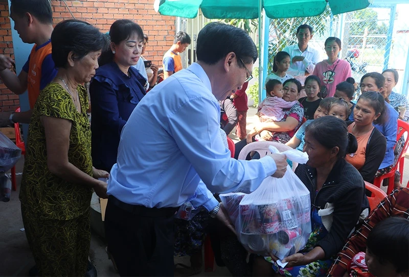 Tặng quà cho bà con tại thành phố Kampong Cham