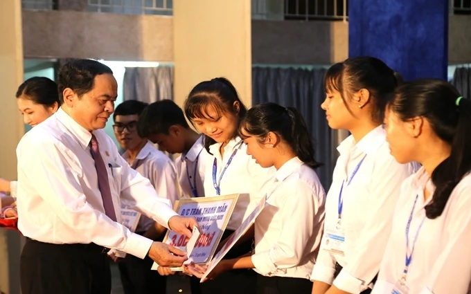 Đồng chí Trần Thanh Mẫn trao học bổng cho các sinh viên.