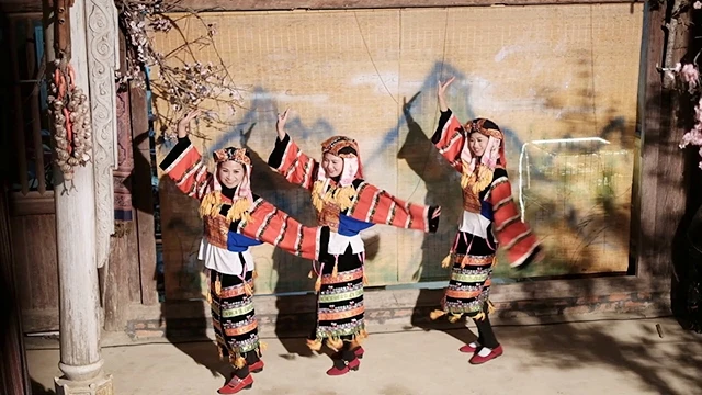 Người Lô Lô ở Hà Giang biểu diễn múa dân tộc.