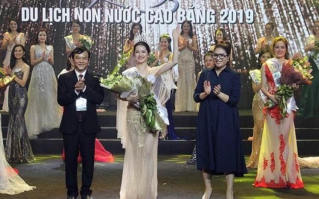 Thí sinh Nông Thị Thiêng đăng quang trong đêm Chung kết “Người đẹp du lịch non nước Cao Bằng 2019”. Ảnh: Công Luận