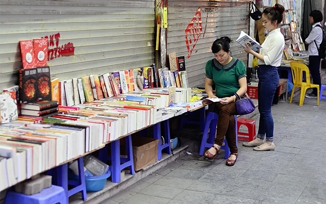 Những quầy sách trên phố Đinh Lễ đã tạo nên nét văn hóa riêng của người Thủ đô. Ảnh: QUỐC ANH
