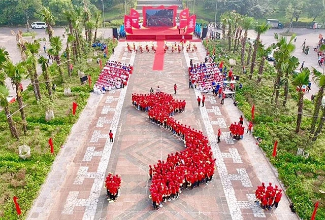 Hàng nghìn bạn trẻ xếp hình Tổ quốc tại Đền Hùng