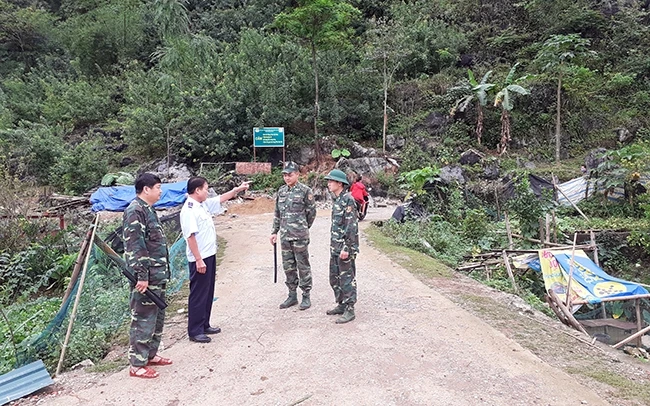 Lực lượng biên phòng và hải quan trực tại cầu Pác Ngà, xã Ngọc Côn, huyện Trùng Khánh (Cao Bằng), ngăn chặn nhập lậu lá thuốc lá nguyên liệu.