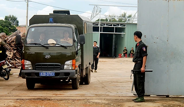 Lực lượng chức năng khám xét xưởng sản xuất ma túy tại huyện Ðác Hà (tỉnh Kon Tum). Ảnh: ÐỨC NHẬT