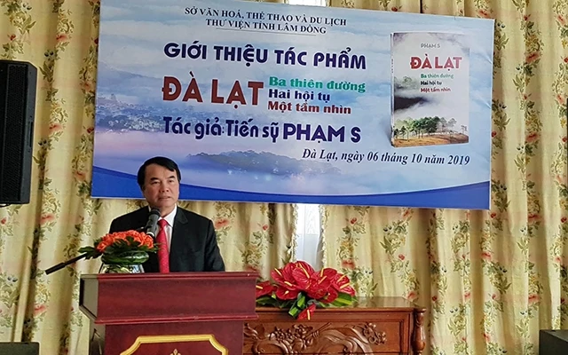 Tác giả, Tiến sĩ Phạm Sm tại buổi giới thiệu tác phẩm “Đà Lạt - Ba thiên đường, Hai hội tụ, Một tầm nhìn”.