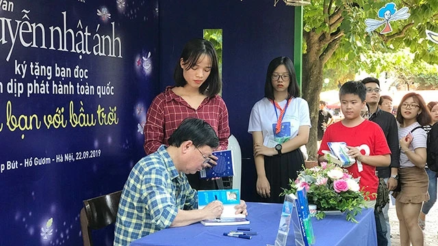 Nhà văn Nguyễn Nhật Ánh trong buổi tặng chữ ký độc giả Thủ đô nhân cuốn sách “Làm bạn với bầu trời” ra mắt.