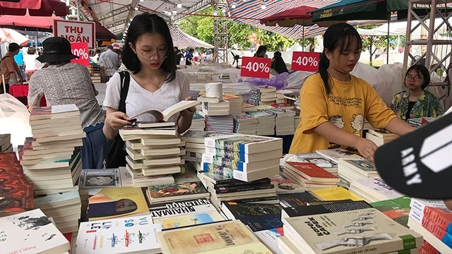 Độc giả tìm mua sách tại Hội sách Hà Nội 2019.