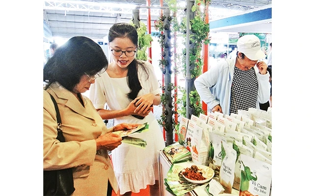 Khách hàng tham quan, mua hàng tại Hội nghị kết nối cung - cầu hàng hóa năm 2019 giữa TP Hồ Chí Minh và các địa phương.