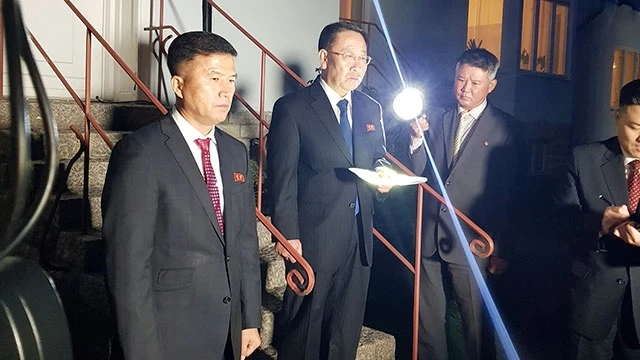 Trưởng đoàn đàm phán Triều Tiên Kim Myong-gil (giữa) phát biểu ý kiến tại Stockholm. Ảnh: REUTERS